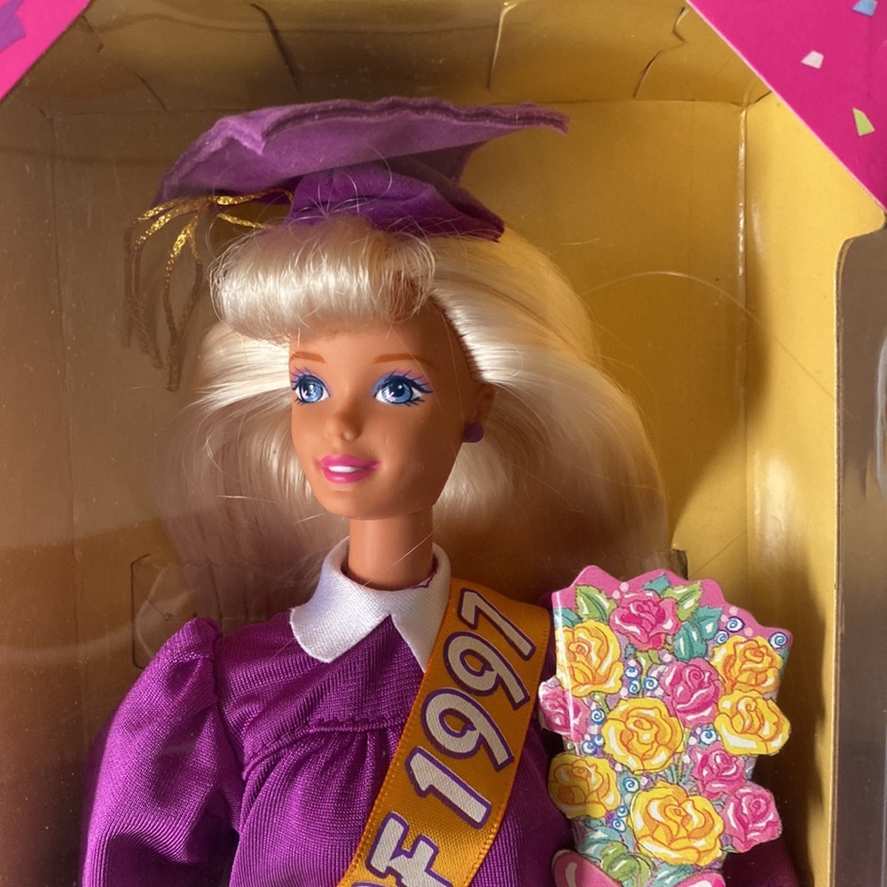 Special Edition Collectible Graduation Class of 1997 Barbie - Picture 4 of 8
